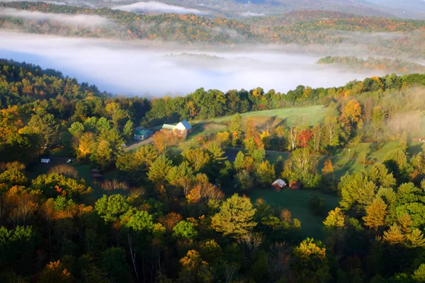 Letecký pohled na horkovzdušném balónu nad krajinou Vermont — Stock fotografie