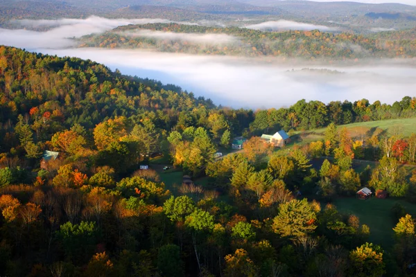 Een luchtfoto van een hete luchtballon zwevend over het platteland Vermont — Stockfoto