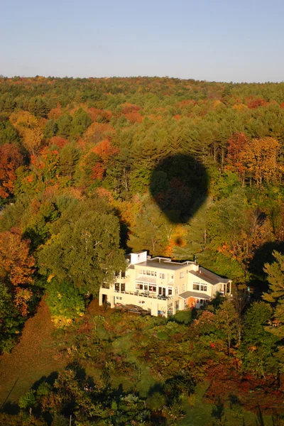 Widok z lotu ptaka z gorącym powietrzem balon pływających na okolicę Vermont — Zdjęcie stockowe