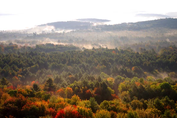 Uma vista aérea de um balão de ar quente flutuando sobre a paisagem de Vermont — Fotografia de Stock