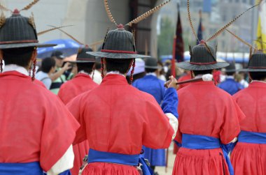 Satır eski royal residence, Seoul, Güney Kore eski geleneksel asker üniformalı silahlı Muhafız