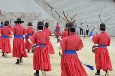 Satır eski royal residence, Seoul, Güney Kore eski geleneksel asker üniformalı silahlı Muhafız