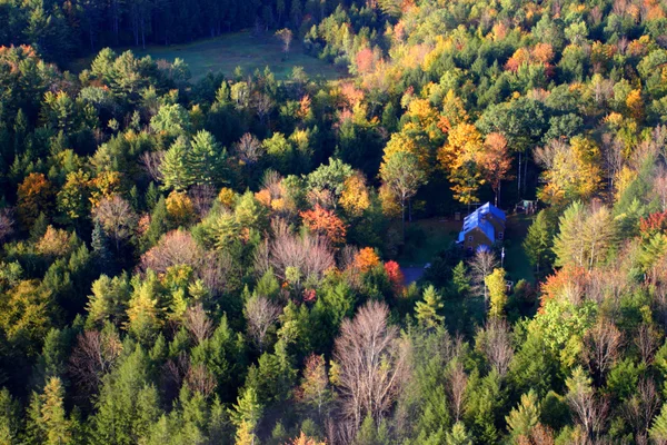 An aerial view of a hot air balloon floating over the Vermont countryside — Stock Photo, Image