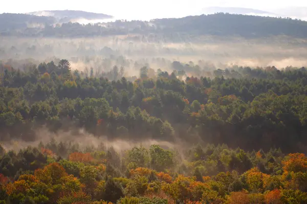 An aerial view of a hot air balloon floating over the Vermont countryside — Stock Photo, Image