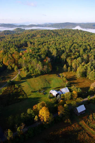 Uma vista aérea de um balão de ar quente flutuando sobre a paisagem de Vermont — Fotografia de Stock