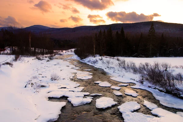 Lever Du Soleil Au Dessus Dune Rivière En Hiver Près De