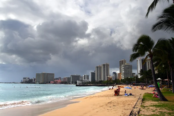 La playa de Waikiki, Honolulu, Oahu, Hawaii — Foto de Stock