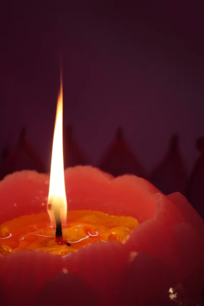 Свечи на мягком фоне — стоковое фото
