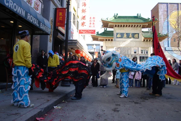 Baile del león en Chinatown, Boston durante la celebración del Año Nuevo Chino — Foto de Stock