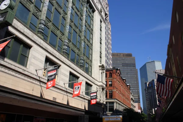 Edificio commerciale e skyline nel centro di Boston — Foto Stock