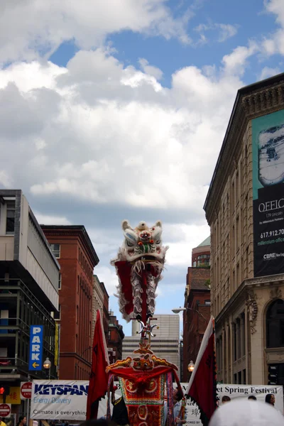 Baile del león en Chinatown, Boston durante la celebración del Año Nuevo Chino —  Fotos de Stock