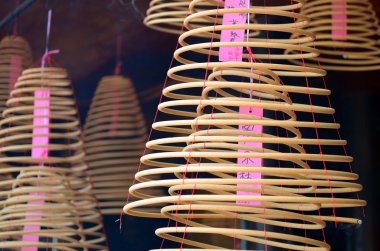 Çin tapınağında dairesel incenses