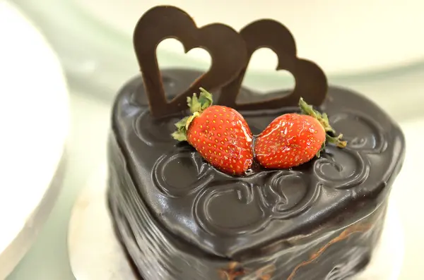 チョコレートケーキの上の幸せな誕生日キャンドル — ストック写真