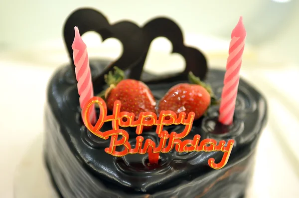 チョコレートケーキの上の幸せな誕生日キャンドル — ストック写真