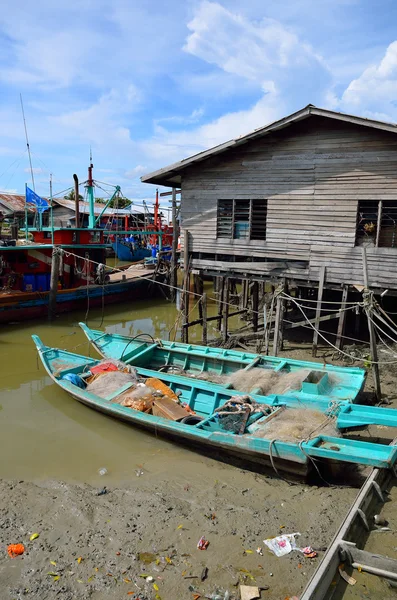 Colorido barco de pesca chino descansando en un pueblo de pescadores chinos Sekinchan, Malasia — Foto de Stock