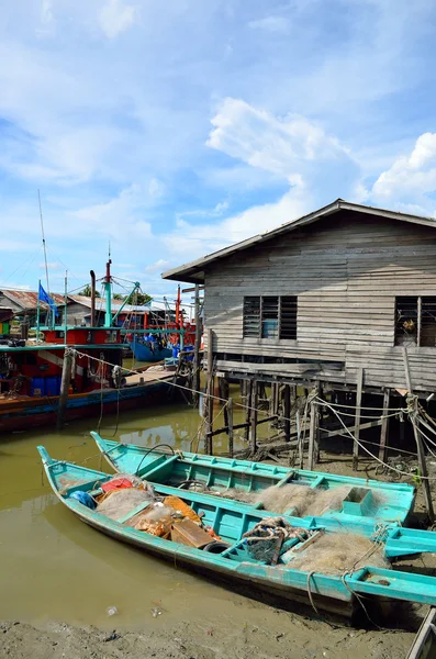 Colorido barco de pesca chino descansando en un pueblo de pescadores chinos Sekinchan, Malasia — Foto de Stock