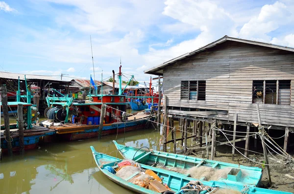 Colorido barco de pesca chino descansando en un pueblo de pescadores chinos Sekinchan, Malasia — Foto de Stock