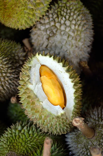 Kelompok durian di pasar — Stok Foto