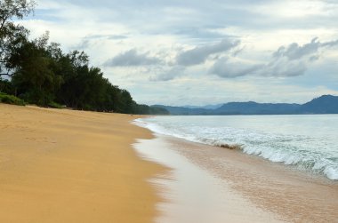 Mai khao beach, Phuket, Tayland, mavi gökyüzü ile güzel bir plaj