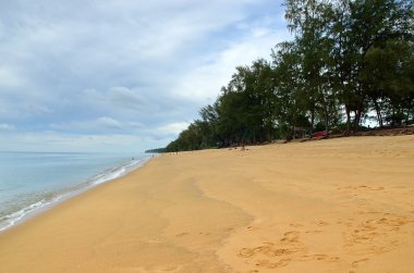 Mai khao beach, Phuket, Tayland, mavi gökyüzü ile güzel bir plaj