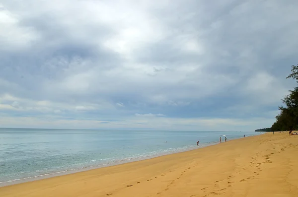 Hermosa playa con cielo azul en la playa de Mai khao, Phuket, Tailandia — Foto de Stock