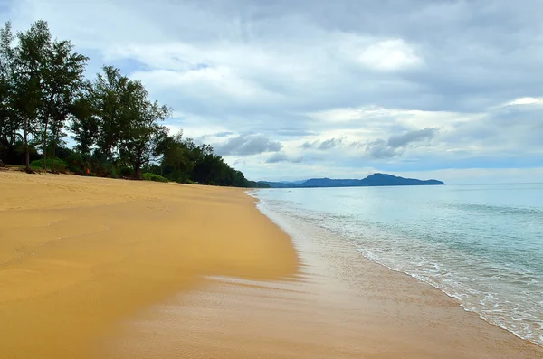 Hermosa playa con cielo azul en la playa de Mai khao, Phuket, Tailandia — Foto de Stock