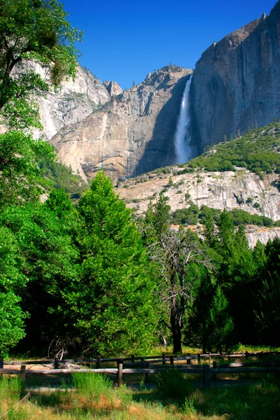 Yosemite Falls, Parque Nacional de Yosemite — Fotografia de Stock