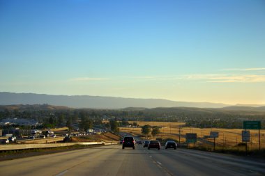 Bir Amerikan karayolu üzerinde yoğun trafik