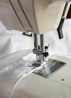 Beyaz bezle dikiş makinesi