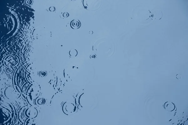 Gotas de chuva na água, fundo abstrato — Fotografia de Stock