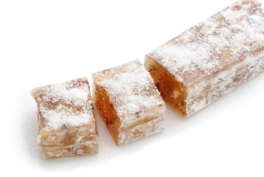 Türk lokumu izole beyaz bir arka plan üzerinde