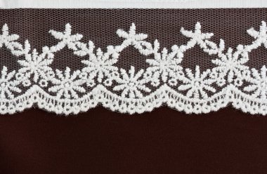 karanlık bir arka plan üzerinde beyaz dantel