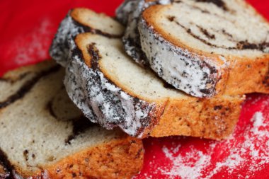 haşhaş tohumu ve pudra şekeri ile pasta