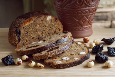 brood met noten en gedroogde vruchten