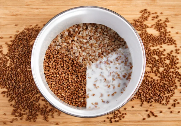 Drie soorten boekweit: rauw, gekookt, melk PAP in een pot Rechtenvrije Stockfoto's