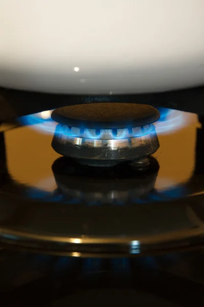 Φλόγα αερίου φωτιά κάτω από το τηγάνι Εικόνα Αρχείου