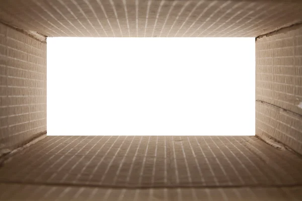 beyaz arkaplanda karton kutu