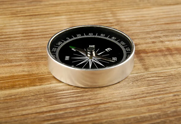 Kompas op houten ondergrond met ruimte voor tekst — Stockfoto