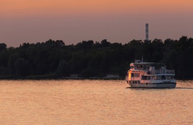 Drepr nehir ve cityscape akşam Kiev