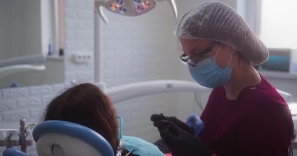 Посещение стоматолога — стоковое видео
