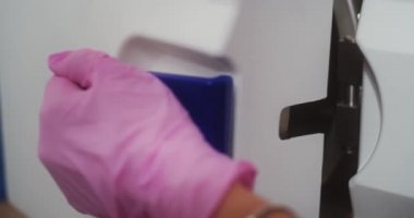 Sterilizasyondan sonra enstrümanları topla ve otoklavı kapat