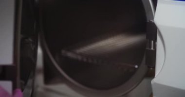 Sterilizasyon için araç gereçleri yerleştir ve otoklavı kapat