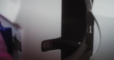 Yakın plan. Sterilizasyondan sonra enstrümanları topla ve otoklavı kapat