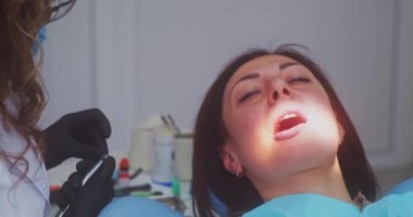 Diş matkabı takmak ve diş delmek