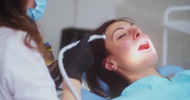 Dentista trabajando en los dientes de los pacientes — Vídeos de Stock