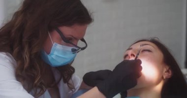 Dişçideki hasta. Diş Kliniği