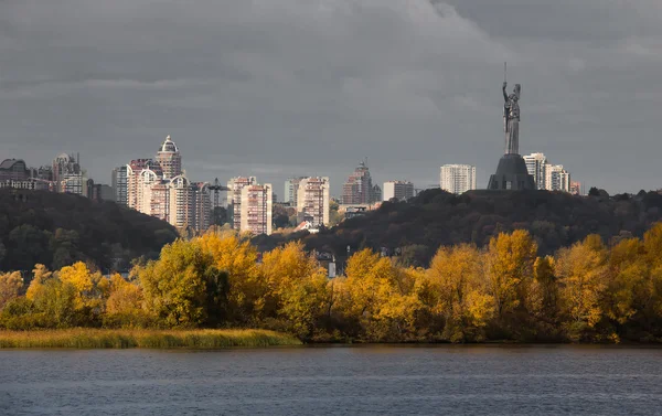 Κίεβο από την αριστερή όχθη του Δνείπερου ημέρα του φθινοπώρου — Φωτογραφία Αρχείου