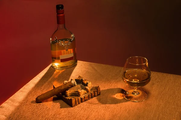 Whiskey with cigar over brown background — Stock Photo, Image