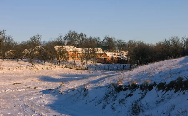 Зимний пейзаж с дорогой и снегом — стоковое фото