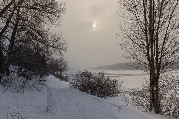 Paysage hivernal avec rivière — Photo